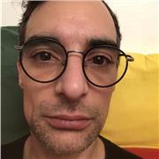 Professeur particulier donne cours de dessin aux élèves de tout âge